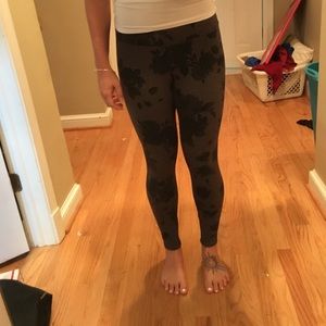 Gray leggings with floral pattern