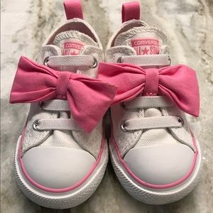 Pink bow Converse