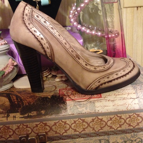 Moshino beige vintage heels - Picture 3 of 3