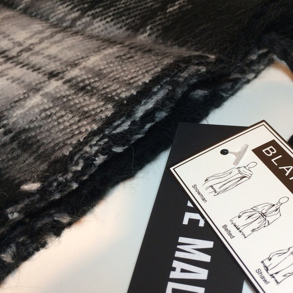 SALE!❤️Steve Madden Reversible Blanket Scarf - Picture 3 of 6