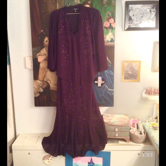 NWT!! Burgundy beaded dress/ jacket. SO FLATTERING - Picture 4 of 4