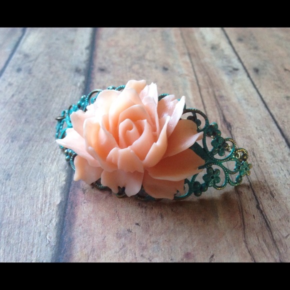 Rustic cabbage rose cuff bracelet - Picture 2 of 3