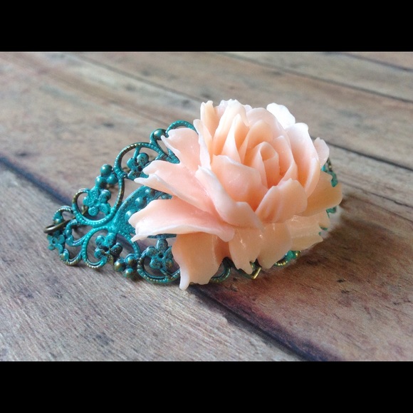 Rustic cabbage rose cuff bracelet - Picture 3 of 3