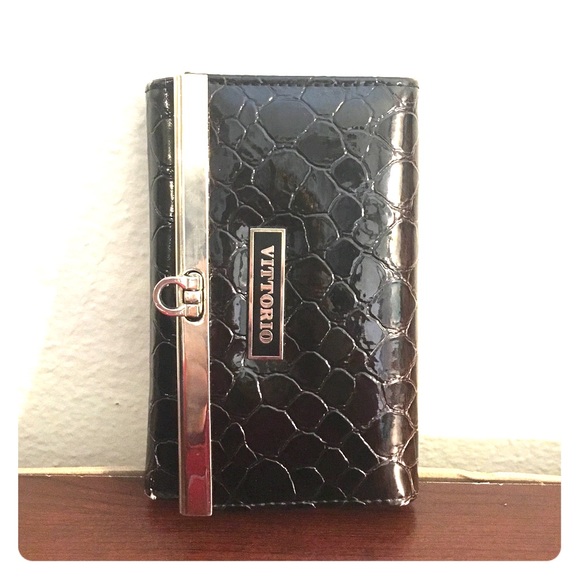 Vittorio snakeskin wallet wth ample space for card