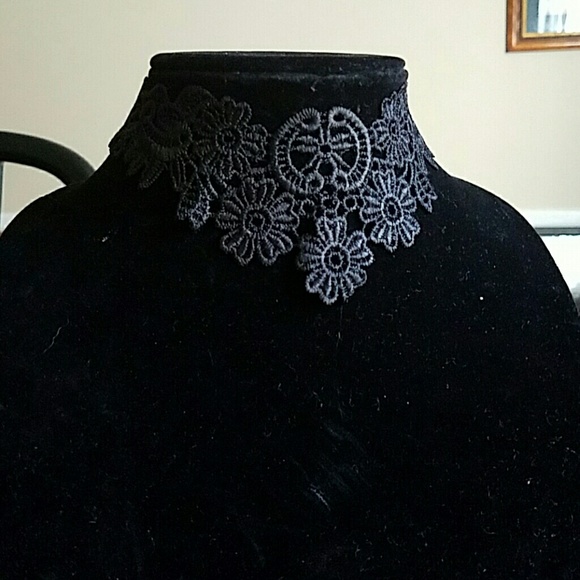 Black lace style choker - Picture 2 of 4