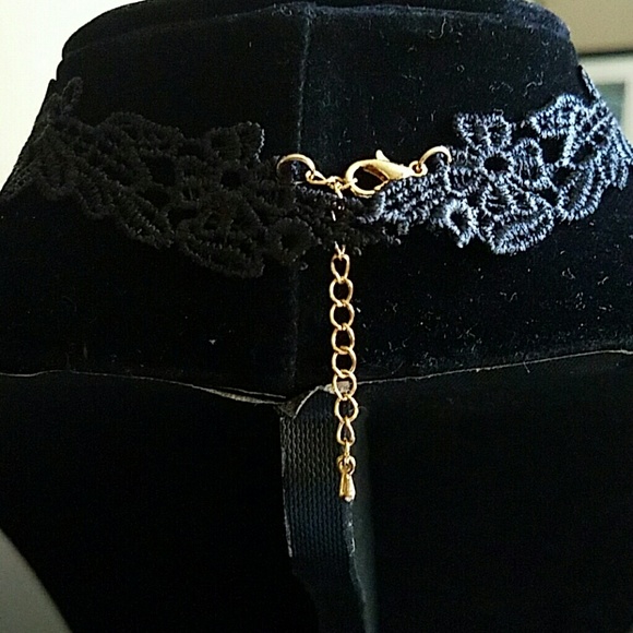 Black lace style choker - Picture 3 of 4