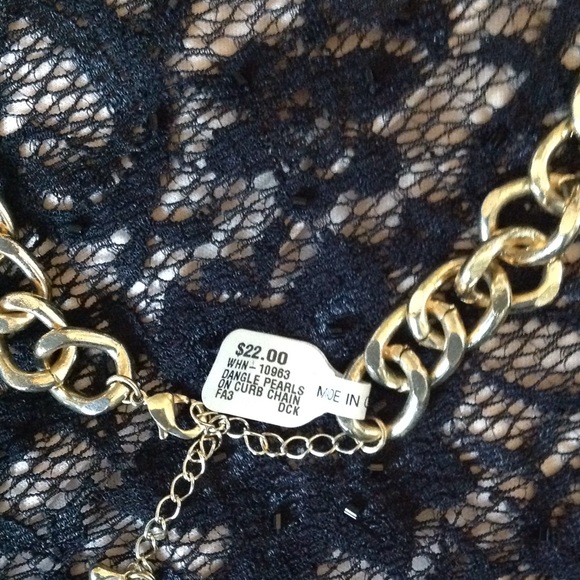 BOGO‼️Gold and dangle faux Pearl short necklace - Picture 2 of 4