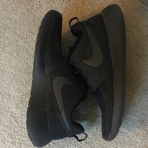 All Black Nike Roshes