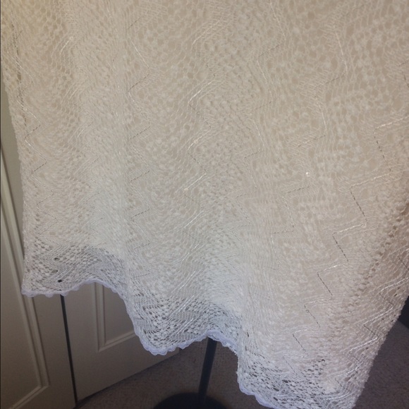 White, short sleeved dress. - Picture 2 of 4