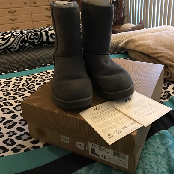 Size 10 classic short UGG boots in Grey