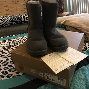 Size 10 classic short UGG boots in Grey