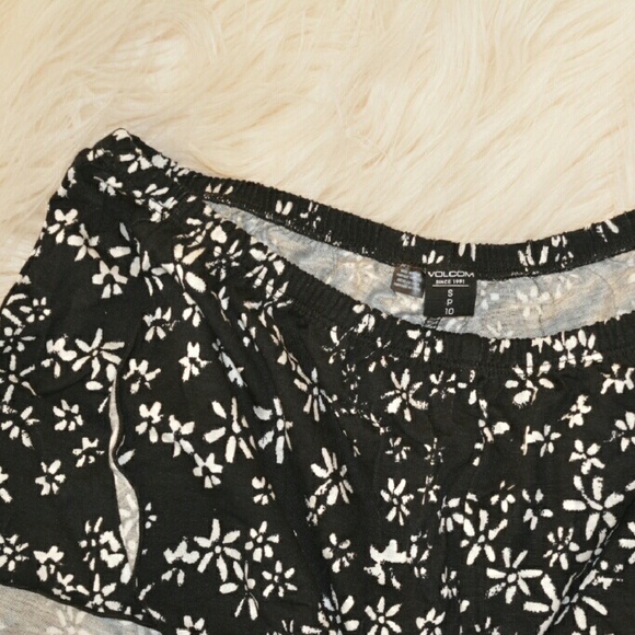Volcom black floral short - Picture 2 of 3