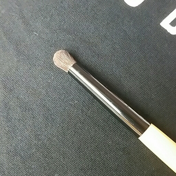 Sold in Bundle! BOBBI BROWN Eye Smudge Brush - Picture 2 of 3