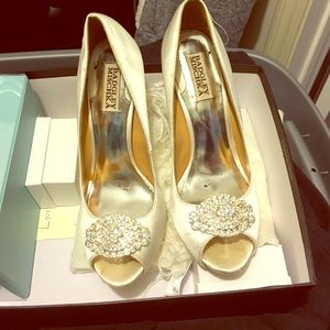Worn once Badgley Mischka ivory shoes size 8