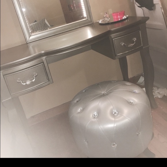 Vanity - Picture 2 of 2