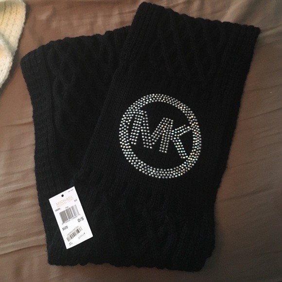 BLK MICHAEL KORS KNIT SCARF- SILVER STUDED LOGO