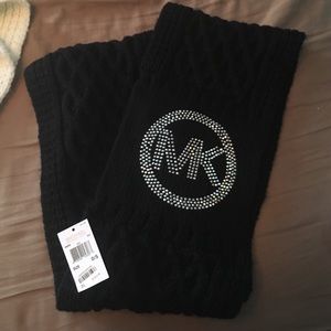BLK MICHAEL KORS KNIT SCARF- SILVER STUDED LOGO