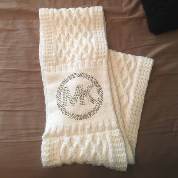 WHITE MICHAEL KORS KNIT SCARF - GOLD  MK LOGO