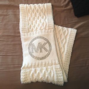 WHITE MICHAEL KORS KNIT SCARF - GOLD  MK LOGO
