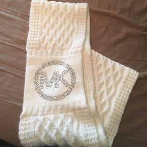 WHITE MICHAEL KORS KNIT SCARF -GOLD  MK LOGO
