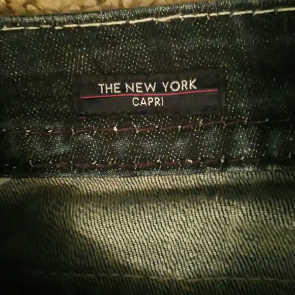 *SOLD* Vigoss capris - Picture 2 of 4