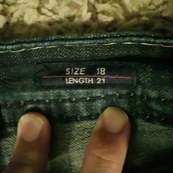 *SOLD* Vigoss capris - Picture 3 of 4