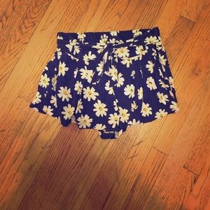 Daisy print cotton shorts