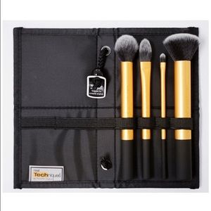 Real Techniques make up brushes