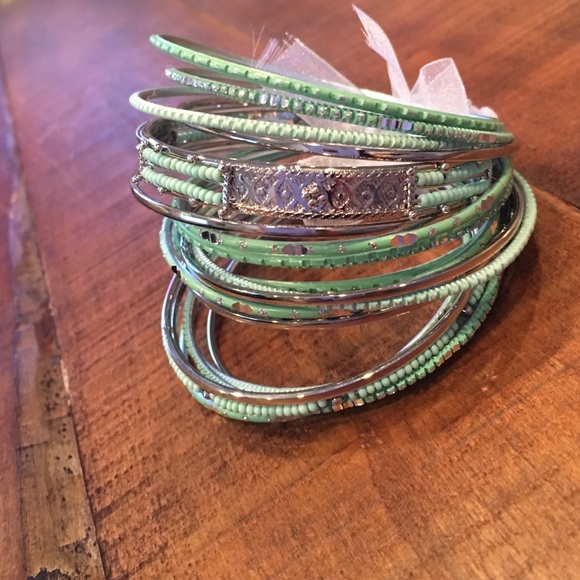 Gorgeous Mint with silver bangle set