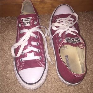 Maroon low top converse