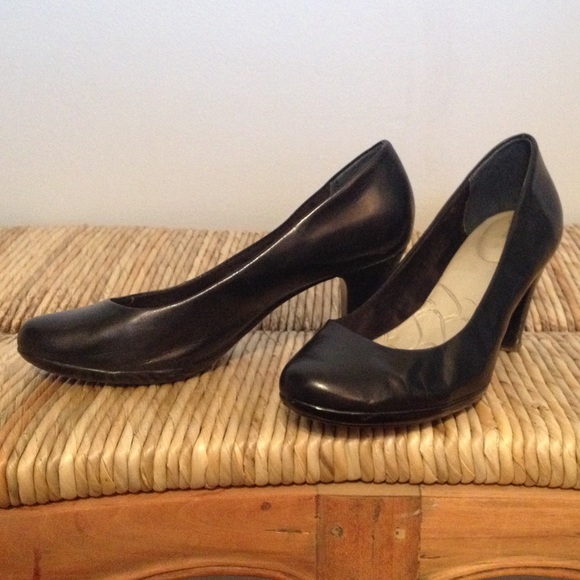 Giani Bernini black leather pumps