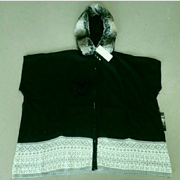 SOLD🆕 BCBG sweater with faux fur trimmed WT - Picture 4 of 4