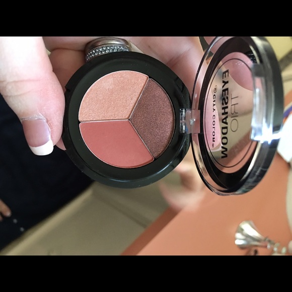 Eyeshadow trio - Picture 2 of 2