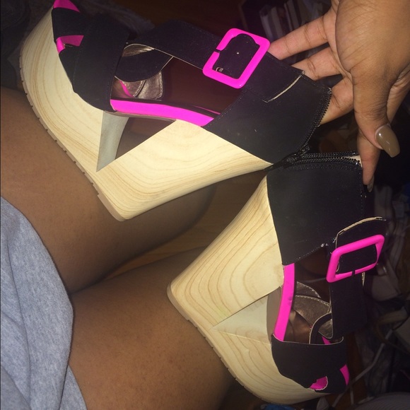 Qupid Black and pink wedges