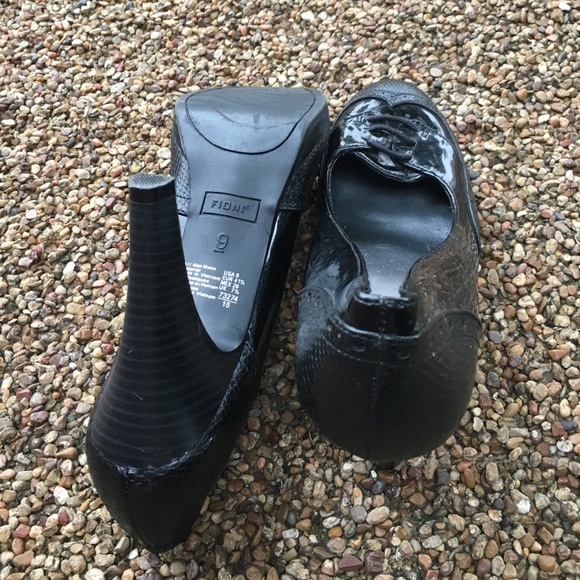 Women's Black Oxford Style Heels - Picture 2 of 3