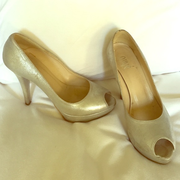Silver platform leather pump