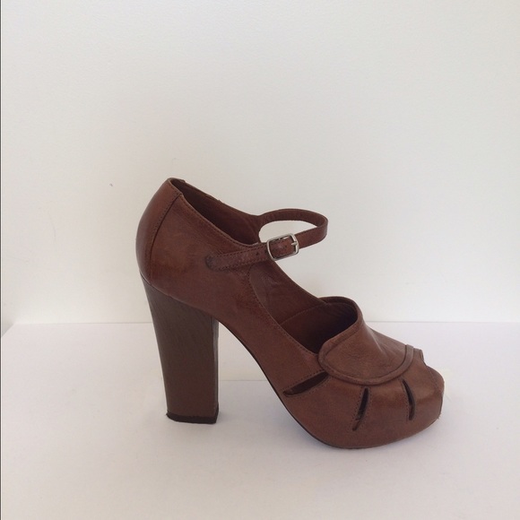 chloé peep-toe pumps.