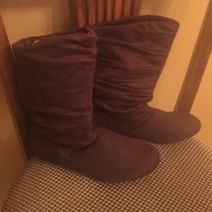 Scunchy dark brown boots