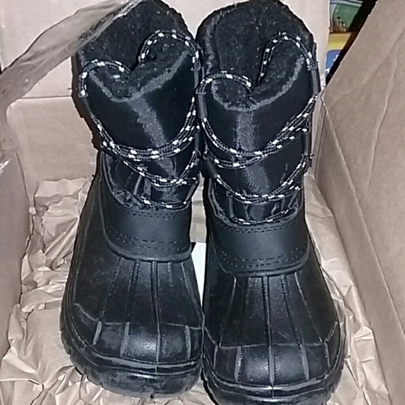 Toddler size 8 snowboots