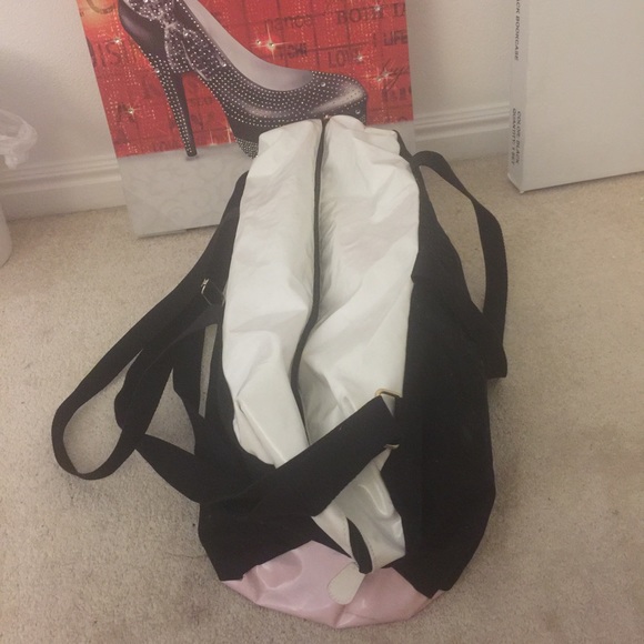 VS duffle bag w/ strap - Picture 3 of 4
