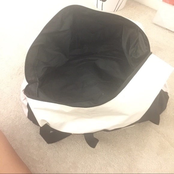 VS duffle bag w/ strap - Picture 4 of 4