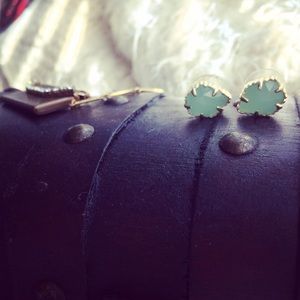 EUC Kendra Scott 14k Stud Earrings in  Chalcedony