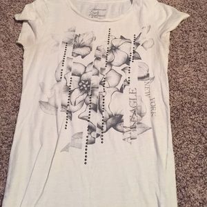 Short sleeve American Eagle flower tee