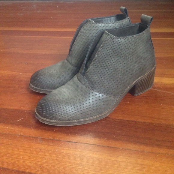 Billabong Shoes - NWOT Billabong Eccentric Youth ankle boots 9