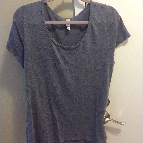 EUC LuLaRoe L classic tee