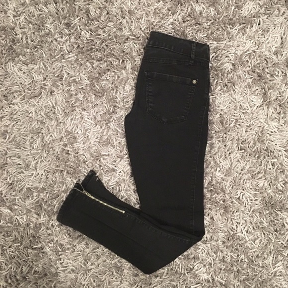 Black skinny stretch pants.