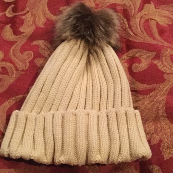 FLASH SALE❗️NWT❤️Knit Cap w/Faux Fur Pom❤️ - Picture 3 of 3