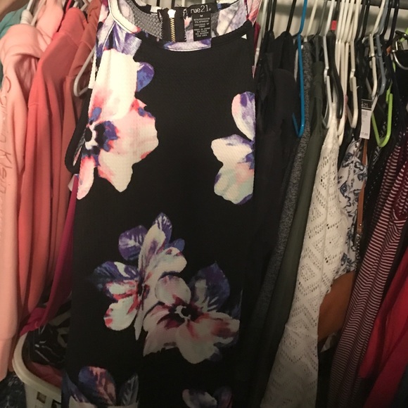 Dress - Picture 3 of 3