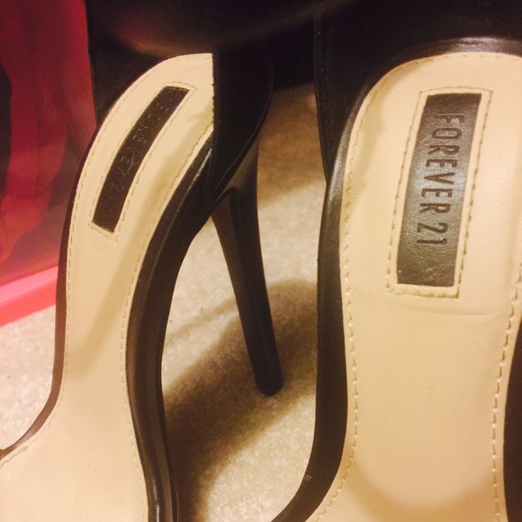 Black F21 heels - Picture 3 of 3