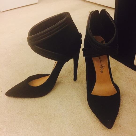 Black heels - Picture 2 of 3